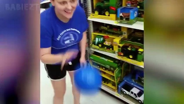 Les bébés adorables aiment jouer des boules - la meilleure compilation de bébés drôles