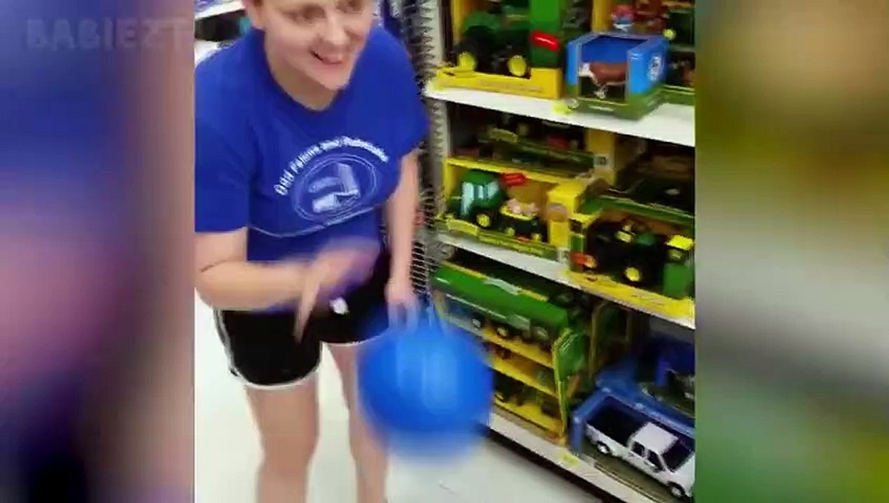 Les bébés adorables aiment jouer des boules - la meilleure compilation de bébés drôles