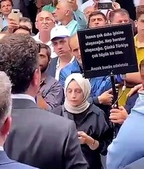 Babacan'ın, sokakta yaptığı konuşma sırasında prompter kullanması gündem odu