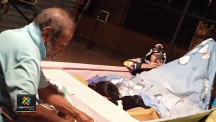 tn7-adulto mayor y cuatro nietas durmieron en un bote debido a inundaciones en Quepos-220722