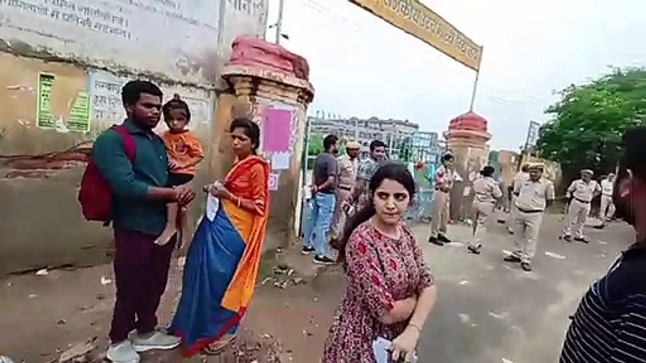 रीट परीक्षा से पहले...पांच मिनट की देरी से रह गए परीक्षा से वंचित