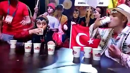 En hızlı sıcak çay içmek için 7 ülkeden yarışmacılar yarıştı... İşte birinci olan ülke
