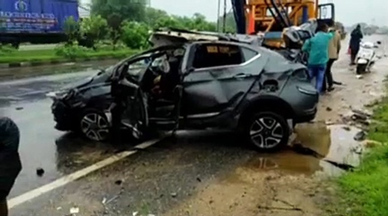 मौत का नेशनल हाइवे,  बेकाबू कार चालीस फीट उड़ती हुई दूसरी लेन में घुसी. हाथ और गर्दन कटे, दो की मौत