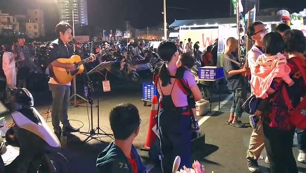 When the Japanese sing in a Chinese night market