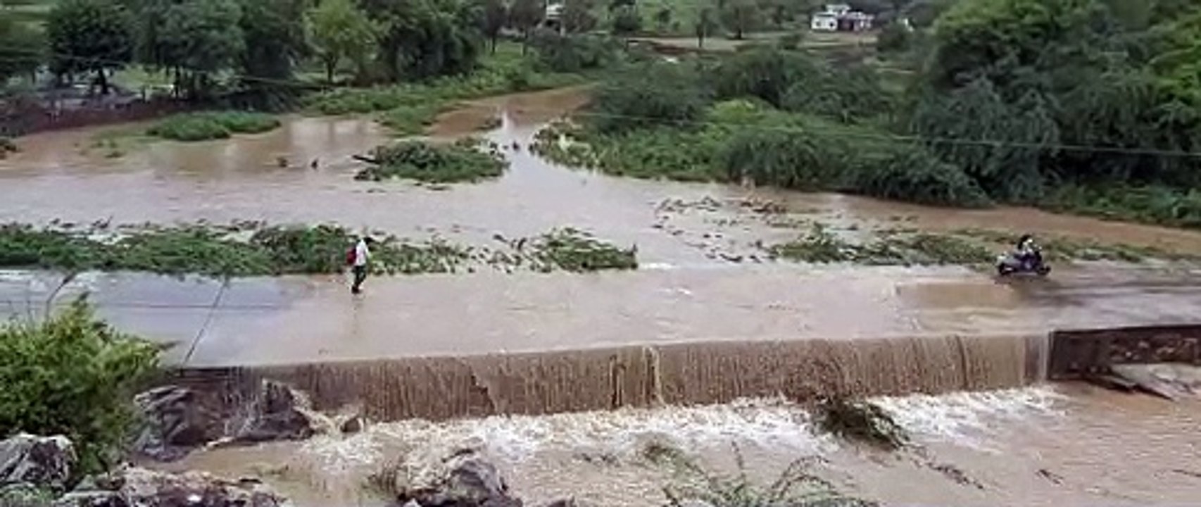 बारिश के बाद छलकी कासावती नदी, रायपुर बांध के भ...