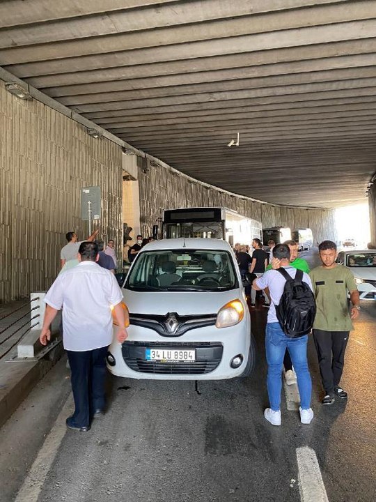 Son dakika gündem: BEŞİKTAŞ'TA SÜRÜCÜYÜ ŞİKAYET EDEN YOLCU SALDIRIYA UĞRADI