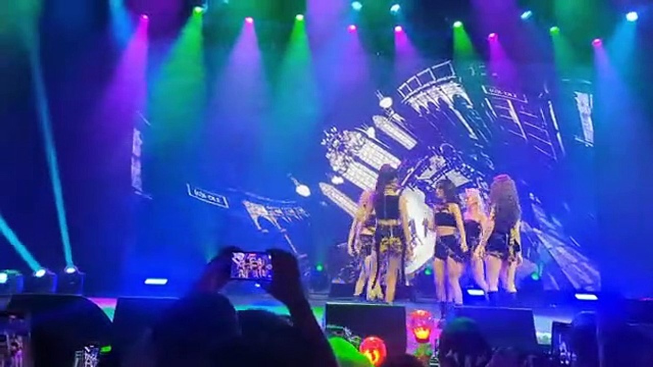 (G)I-DLE performando 'VILLAIN DIES' no show, em Los Angeles
