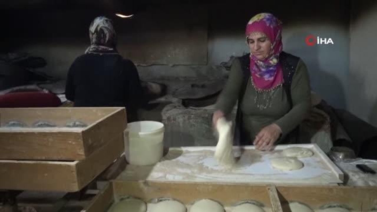 Muşlu kadınların kavurucu sıcakta tandır ekmeği mesaisi