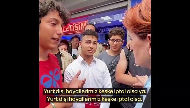 ‘Al gülüm ver gülüm’ Akşener'den AK Parti'yi eleştirene hediye