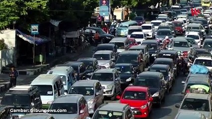 Aksi Emak-emak Urai Kemacetan di Jalan, Warganet : Keren!