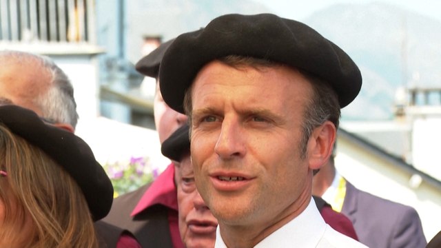 Emmanuel Macron entonne un chant traditionnel pyrénéen avec des bergers