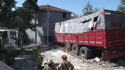 Sarıyer'de gecekondunun üzerine uçan kamyonun enkazı kaldırıldı