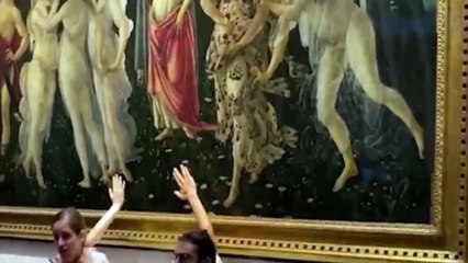 Çevreciler kendilerini tabloya yapıştırdı!