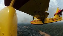 Un Canadair del 43 Grupo descarga miles de litros de agua sobre un incendio
