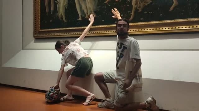 Activistas climáticos se pegan a la 'Primavera' de Botticcelli en una galería de arte de Florencia