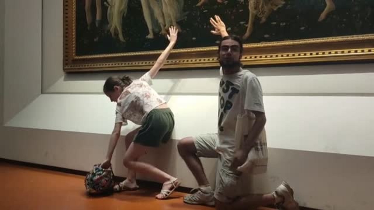 Activistas climáticos "se pegan" a la 'Primavera' de Botticcelli en una galería de arte de Florencia