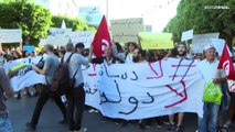 الشرطة التونسية تفرّق بعنف متظاهرين مناهضين للرئيس سعيّد وتوقف عدداً منهم