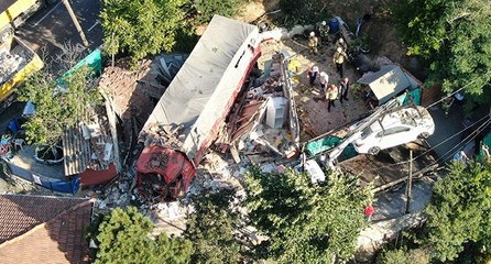 İstanbul’da kamyon gecekondunun üzerine uçtu