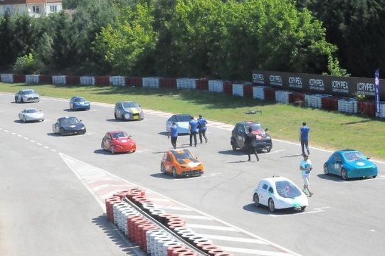 GENÇLERİN ELEKTRİKLİ ARAÇLARI KÖRFEZ PİSTİ'NDE YARIŞTI