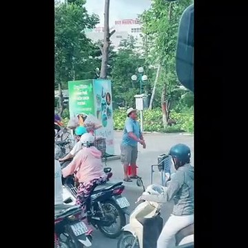 Bắt gặp ông chú nhảy múa bán bánh kiếm tiền nuôi con ở Quy Nhơn