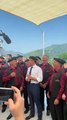 Insolite : L'image d'Emmanuel Macron ,un béret sur la tête, chantant avec des bergers dans les Pyrénées fait le tour du web
