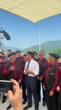 Insolite : L'image d'Emmanuel Macron ,un béret sur la tête, chantant avec des bergers dans les Pyrénées fait le tour du web