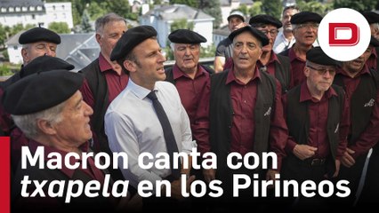 Macron se calza la 'txapela' para cantar en los Pirineos
