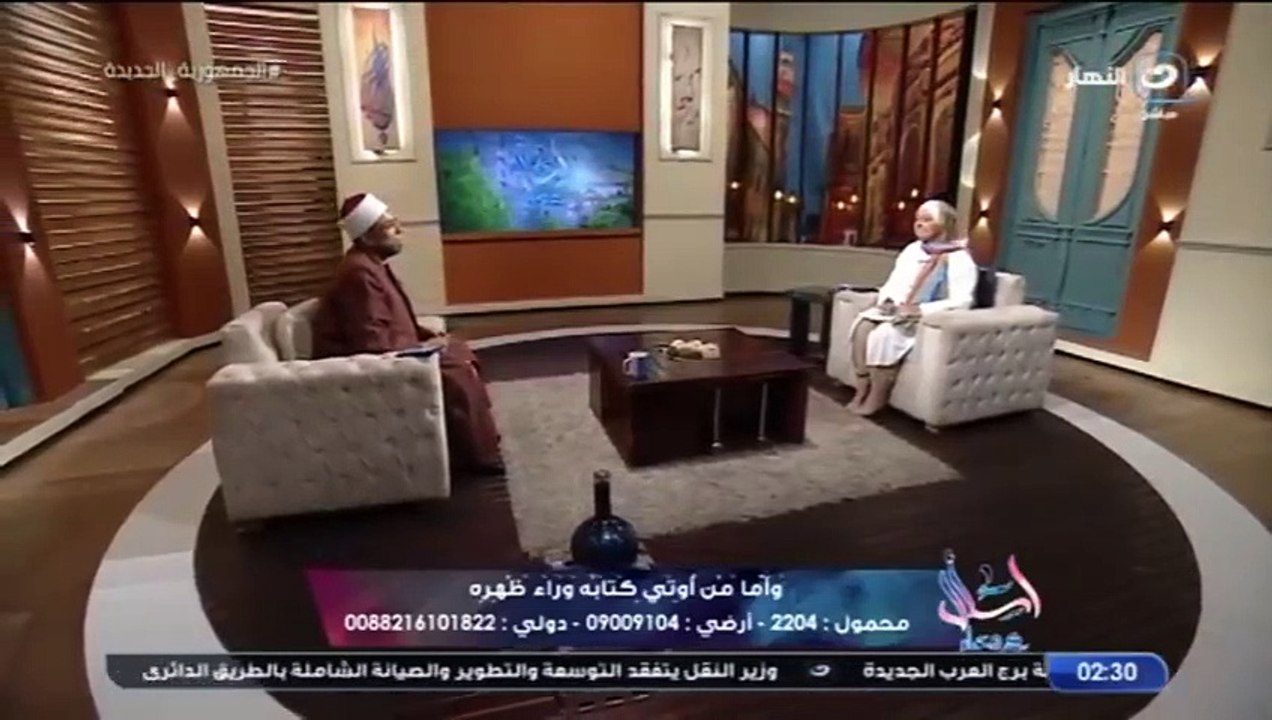 خناقة علي الهواء بسبب مكالمة من متصلة تعترض على طريقة الشيخ في الرد علي شخص كفن أخوه بعد 3 أيام !