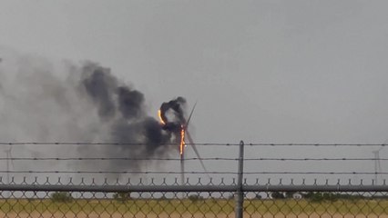 Скачать видео: Une éolienne frappée par la foudre s'enflamme aux Etats-Unis