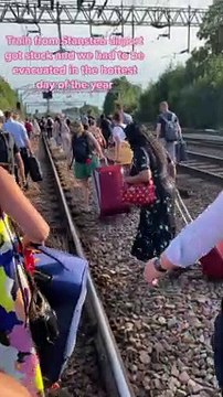 Reino Unido. Passageiros obrigados a percorrer ferrovia devido ao calor