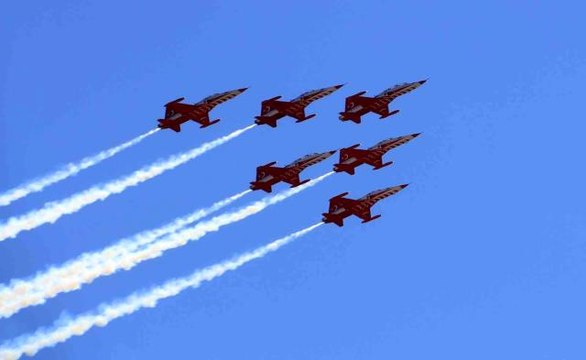 Türk Yıldızları ve Çelik Kanatlar'ın uçuş gösterisi nefes kesti