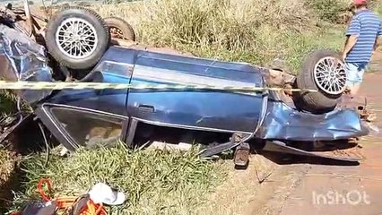 Moradores de Maria Helena são socorridos em estado grave após capotamento na PR-482