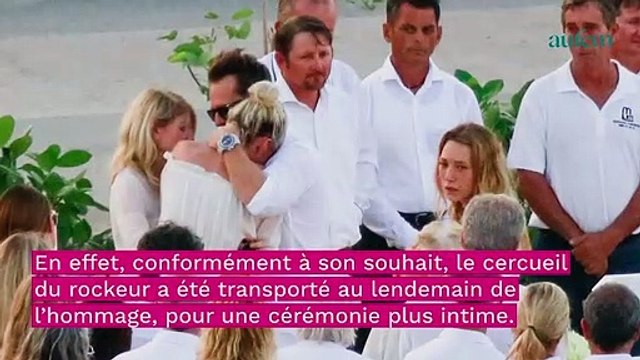 Laeticia Hallyday : son passage émouvant devant la tombe de Johnny