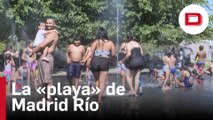 Madrileños se refrescan en la «playa» de Madrid Río