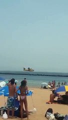 Un hidroavión carga agua en la playa de Las Teresitas