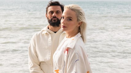 GALA VIDÉO - La chanteuse du groupe Madame Monsieur change de look : la métamorphose est radicale