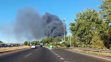 Arde una nave de la plataforma de distribución de alimentos Mercamadrid