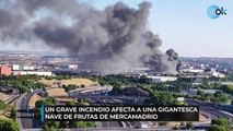 Un grave incendio afecta a una gigantesca nave de frutas de Mercamadrid