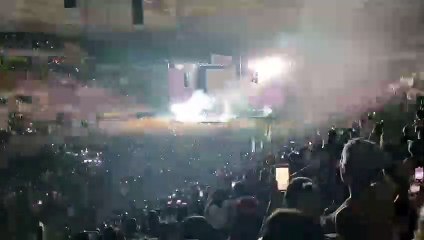 Rosalía al inicio de su concierto en Barcelona