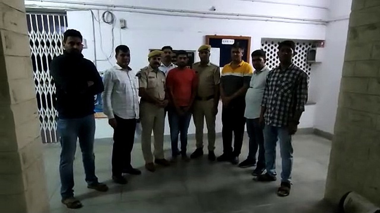 Weapons in Luxury car : लग्जरी कार में विदेशी प...