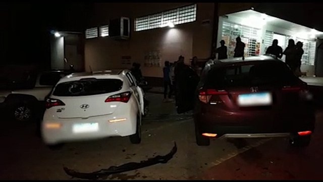 Forte colisão deixa veículos destruídos no Canadá