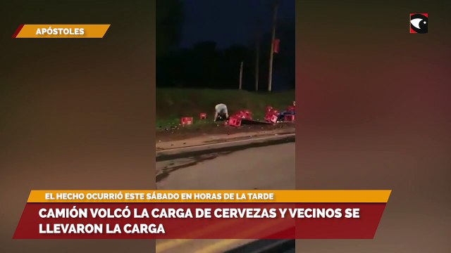 Camión volcó la carga de cervezas y vecinos se llevaron la carga