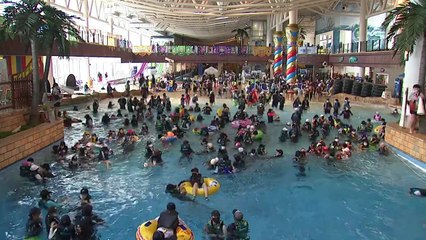 실내 물놀이장 피서객들로 북적..."휴장 없이 운영" / YTN