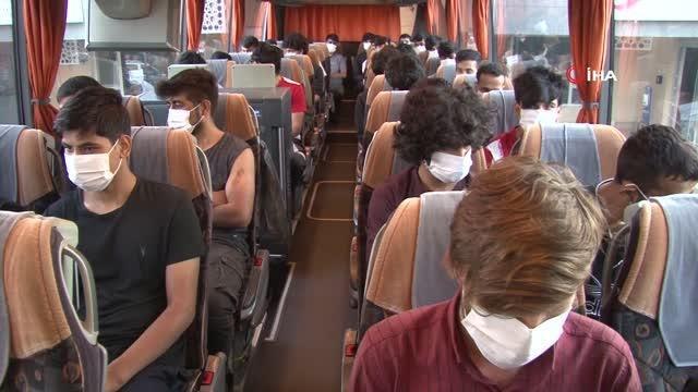 Sınır dışı edilecek 215 Afganistan uyruklu, Edirne'den İstanbul'a gönderildi