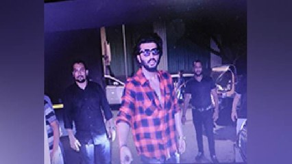 Arjun Kapoor का Fans के साथ Pose देते Media पर Angry Reaction Viral | Boldsky*Entertainment