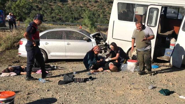 Son dakika haberleri! Otomobil tarım işçilerini taşıyan minibüse çaptı: 17 yaralı