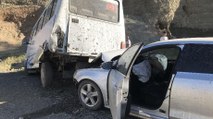 Otomobil tarım işçilerini taşıyan minibüse çaptı: 17 yaralı