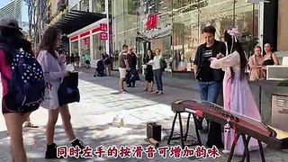 Australian Street Guzheng Plays Happy New Year Song: Market! During this period, I met a little brother who likes to play the guitar. He was very interested in the guzheng, so I had this impromptu performance. Let's comment: How does he play?