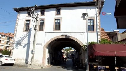 Balıkesir'de altından yol geçen 278 yıllık cami ilgi odağı oldu