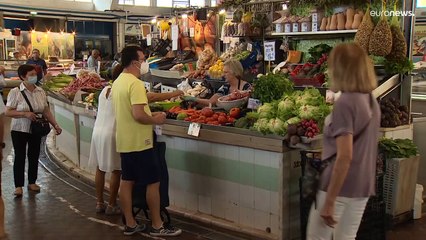 Европейцам приходится экономить на покупках из-за рекордной инфляции